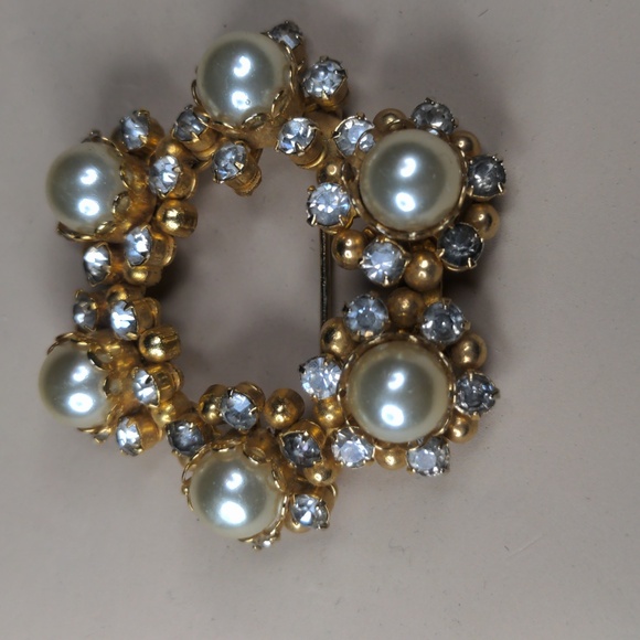Vintage 60s wreath brooch faux pearl rhinestone gold tone estate jewelry - Picture 6 of 6